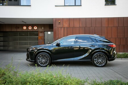 KWARTAŁ WZROSTÓW LEXUSA W POLSCE I 14,8% UDZIAŁU W RYNKU PREMIUM. TO MARKA NR 1 WŚRÓD OSÓB PRYWATNYCH