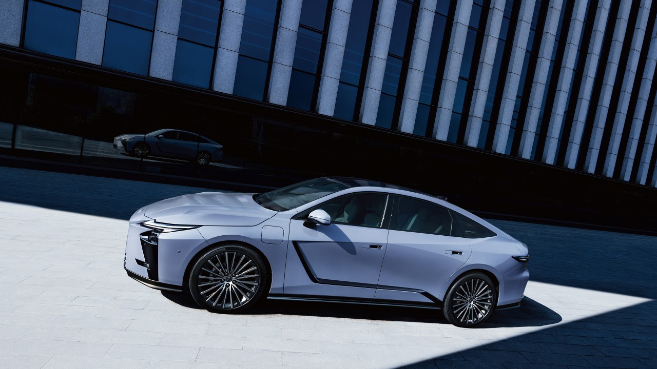 NOWY LEXUS ES. WYJĄTKOWY DESIGN SEDANA. ELEGANCJA I KOMFORT NA WYŻSZYM POZIOMIE 