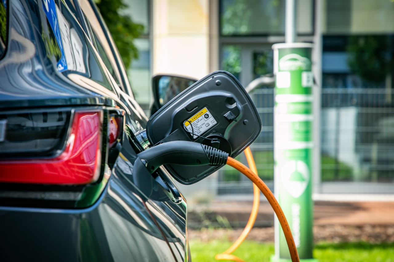 100 TYSIĘCY HYBRYD PLUG-IN LEXUSA NA DROGACH CAŁEGO ŚWIATA