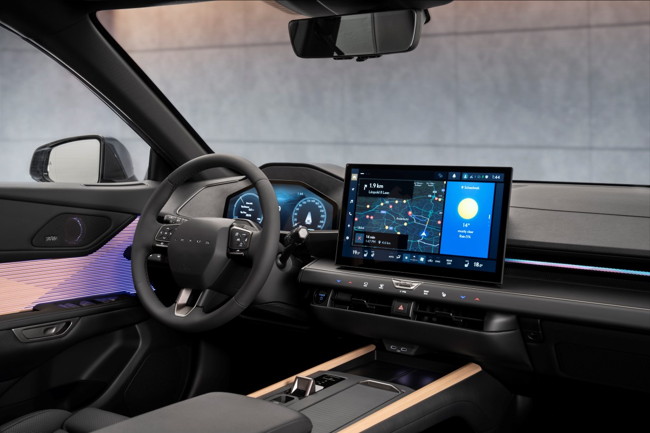 NOWY LEXUS ES Z PRZEŁOMOWYM SYSTEMEM MULTIMEDIALNYM I INNOWACYJNYMI TECHNOLOGIAMI 
