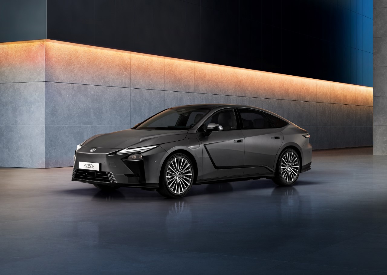 NOWY LEXUS ES Z PRZEŁOMOWYM SYSTEMEM MULTIMEDIALNYM I INNOWACYJNYMI TECHNOLOGIAMI 