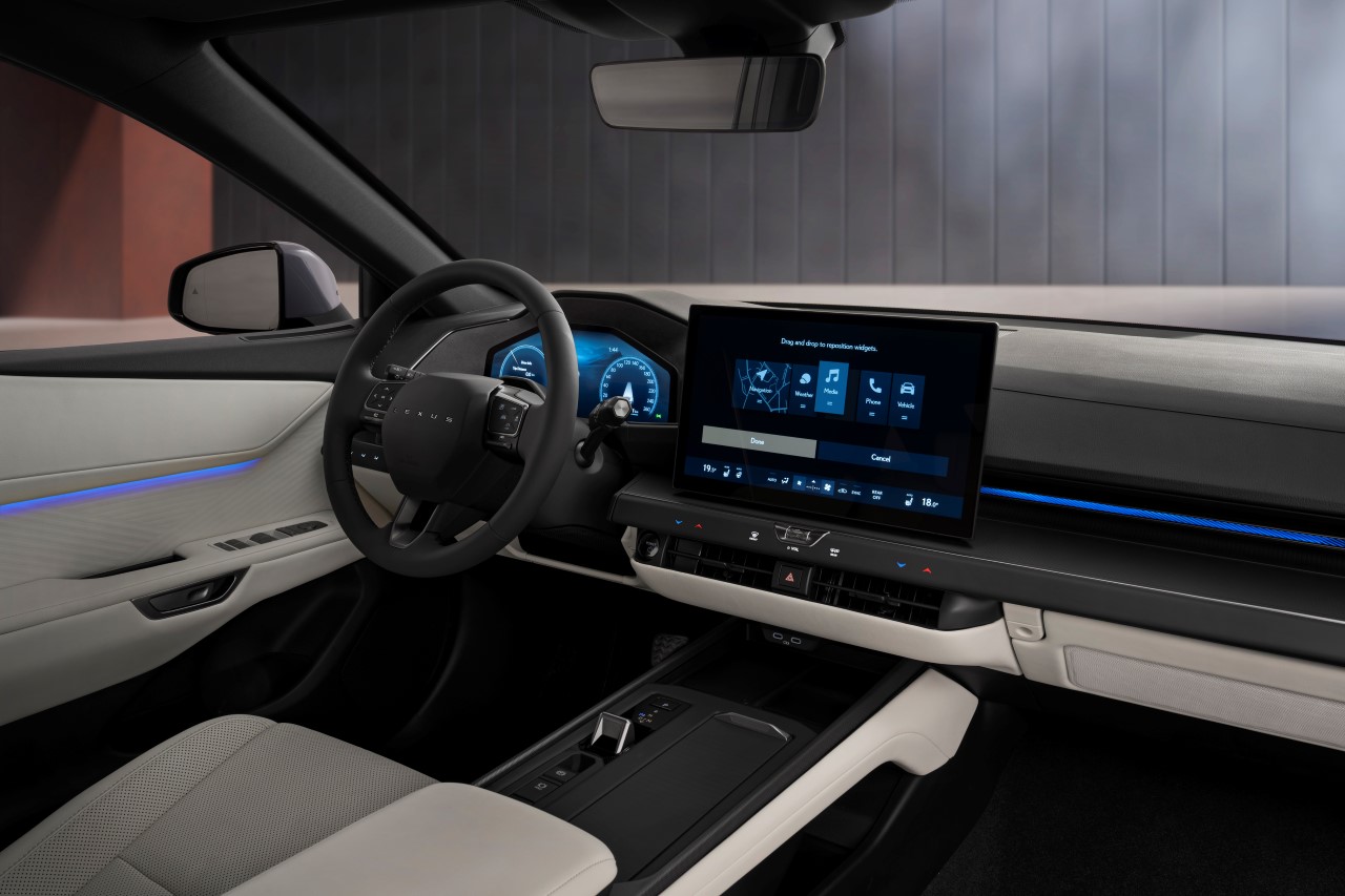 NOWY LEXUS ES Z PRZEŁOMOWYM SYSTEMEM MULTIMEDIALNYM I INNOWACYJNYMI TECHNOLOGIAMI 