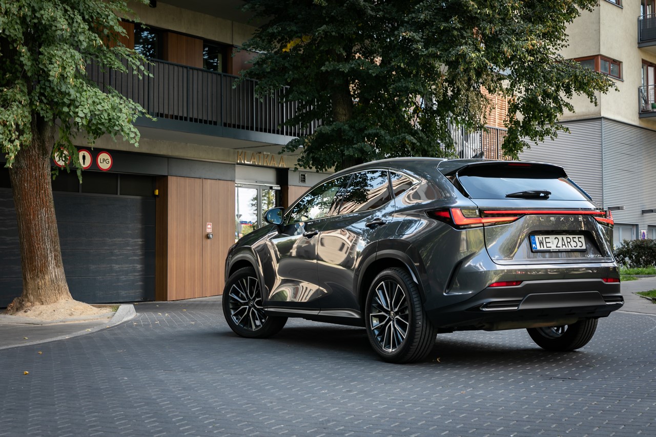 HYBRYDOWY LEXUS FLOTOWYM SAMOCHODEM KLASY PREMIUM. NISKIE ZUŻYCIE PALIWA, NIEZAWODNOŚĆ, WYSOKA WARTOŚC REZYDUALNA