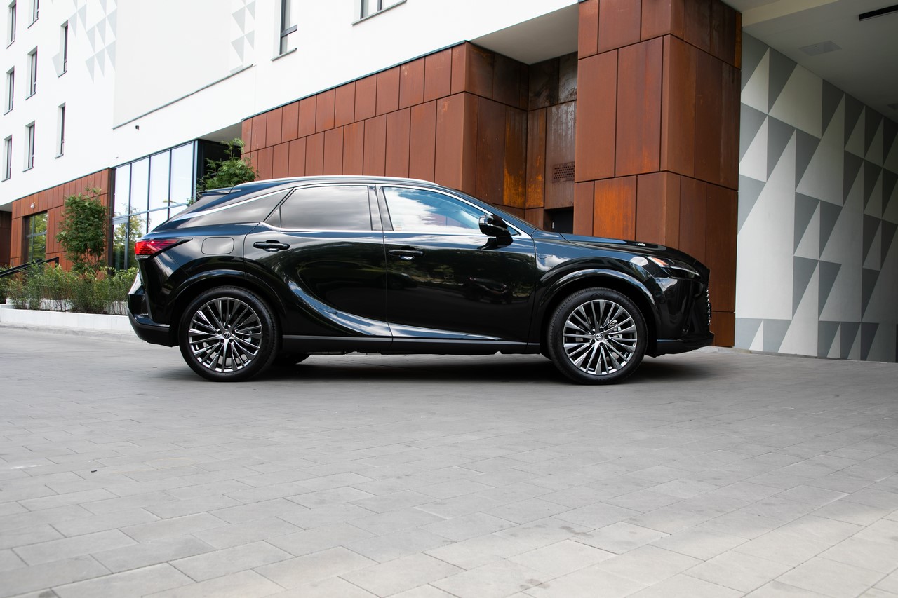 HYBRYDOWY LEXUS FLOTOWYM SAMOCHODEM KLASY PREMIUM. NISKIE ZUŻYCIE PALIWA, NIEZAWODNOŚĆ, WYSOKA WARTOŚC REZYDUALNA