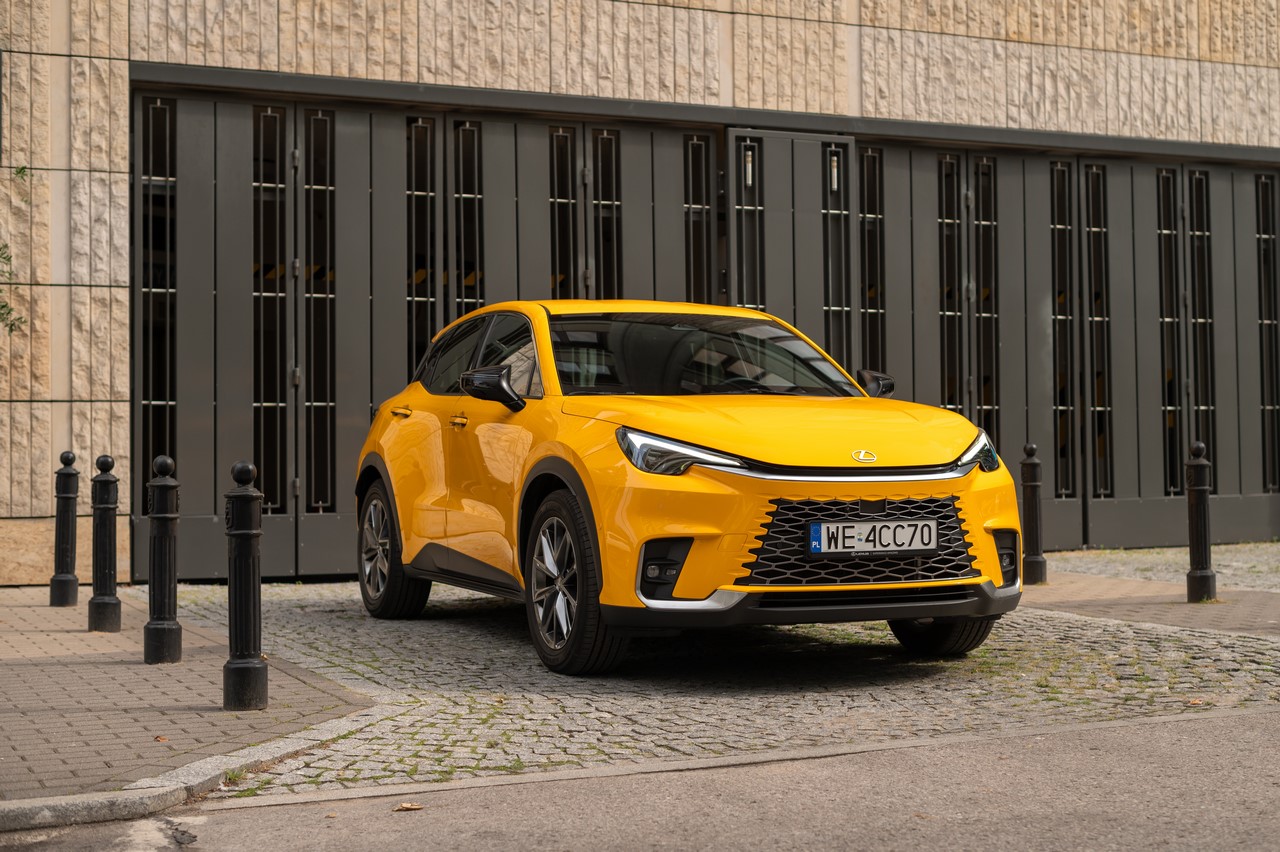 TAK LEXUS LBX SIĘ WYRÓŻNIA. 17 LAKIERÓW, 5 WERSJI, 7 TAPICEREK