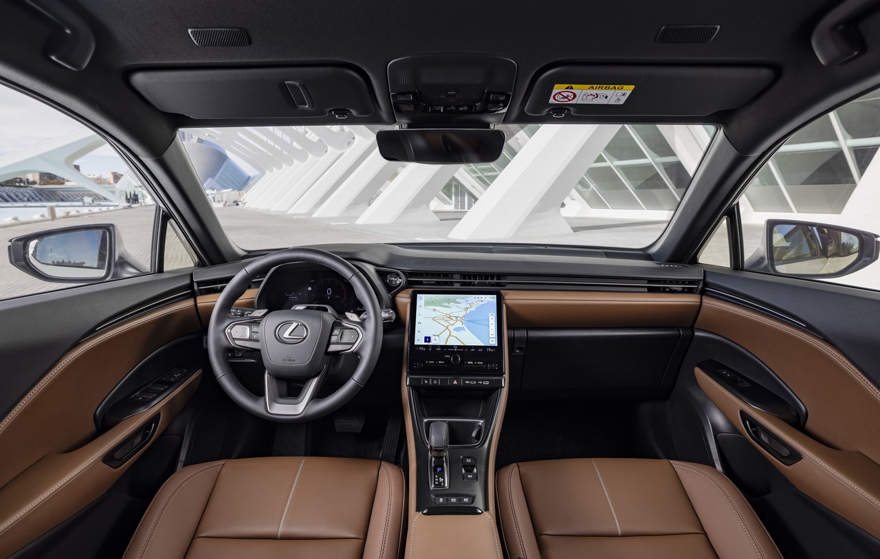 TAK LEXUS LBX SIĘ WYRÓŻNIA. 17 LAKIERÓW, 5 WERSJI, 7 TAPICEREK