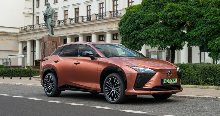 ELEKTRYCZNY LEXUS RZ NAJPRZYSTĘPNIEJSZYM AUTEM W SEGMENCIE D-SUV. NISKIE RATY W LEASINGU KINTO ONE