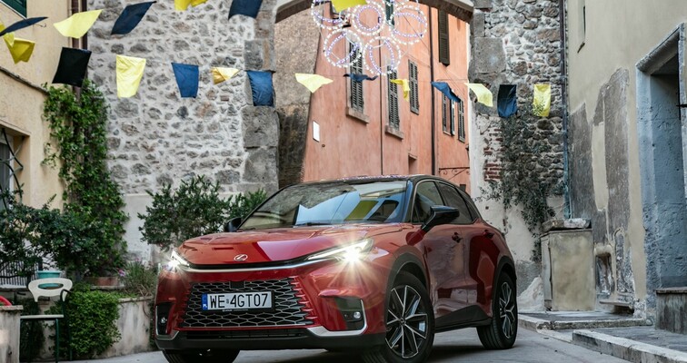 LEXUS LBX TO NAJLEPSZY HYBRYDOWY SUV W ECOCAR ELECTRIFIED TOP 50 AWARDS