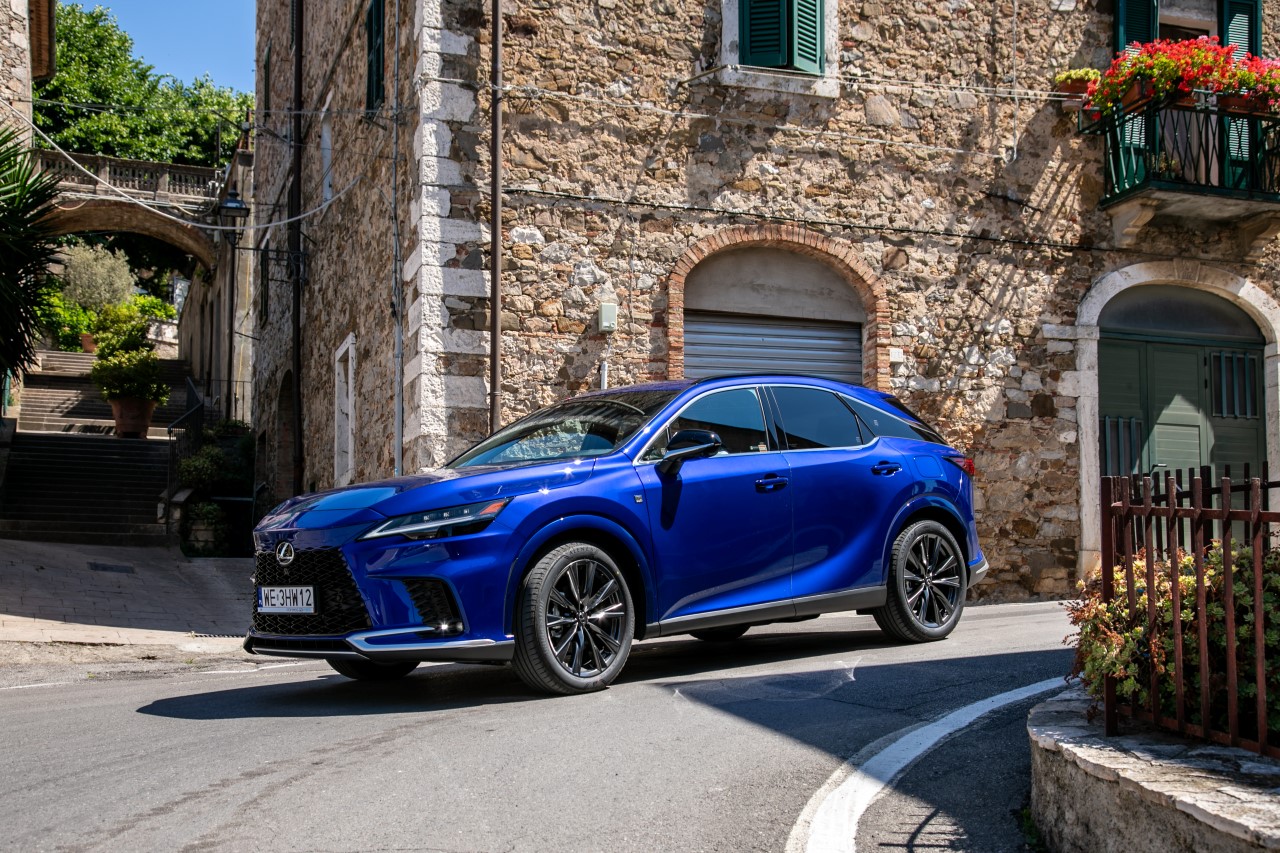 LEXUS ZWIĘKSZYŁ RABATY I KORZYŚCI DLA MODELU RX. NAJMOCNIESZY RX 500h OD 395 300 ZŁ