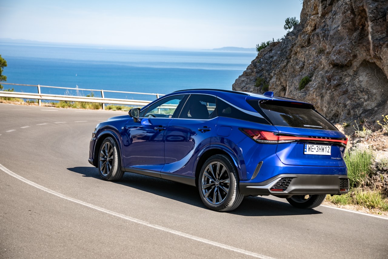 LEXUS ZWIĘKSZYŁ RABATY I KORZYŚCI DLA MODELU RX. NAJMOCNIESZY RX 500h OD 395 300 ZŁ