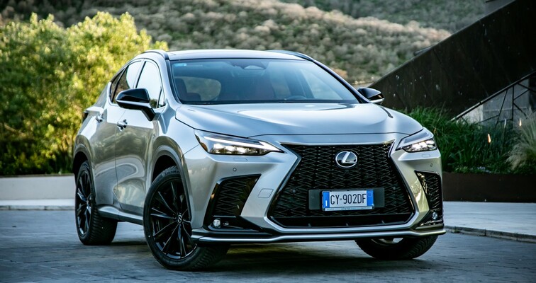 LEXUS OBNIŻYŁ RATY W KINTO ONE DLA HYBRYDY PLUG-IN. NX 450h+ OD 1505 ZŁ NETTO MIESIĘCZNIE