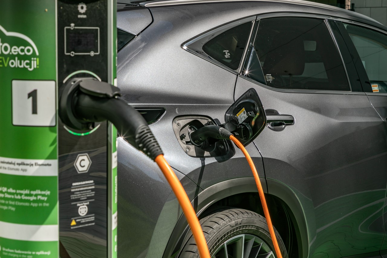 LEXUS OBNIŻYŁ RATY W KINTO ONE DLA HYBRYDY PLUG-IN. NX 450h+ OD 1505 ZŁ NETTO MIESIĘCZNIE