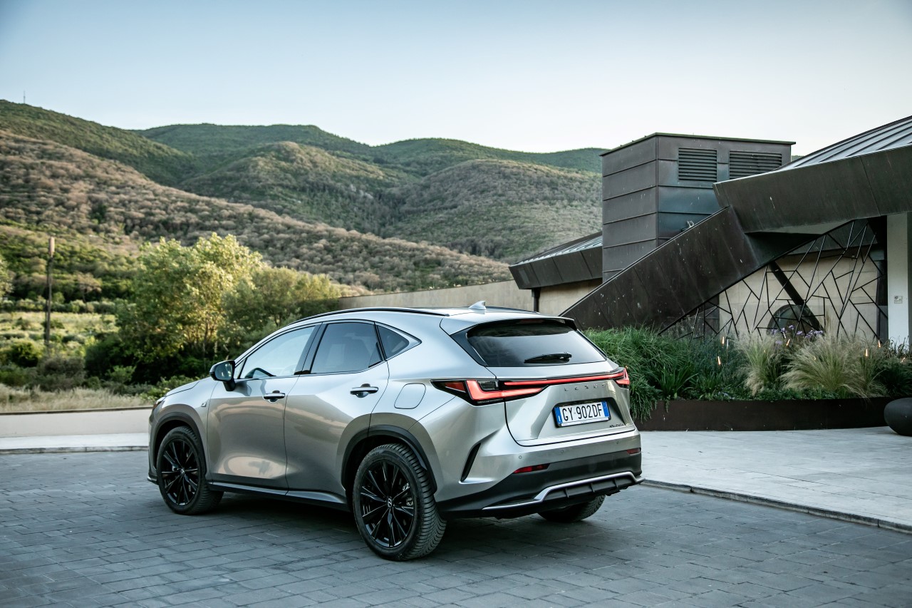 LEXUS OBNIŻYŁ RATY W KINTO ONE DLA HYBRYDY PLUG-IN. NX 450h+ OD 1505 ZŁ NETTO MIESIĘCZNIE
