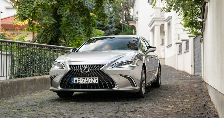 HYBRYDOWY LEXUS ES NAJROZSĄDNIEJSZYM WYBOREM W SEGMENCIE. W POLSCE OD 1190 ZŁ NETTO W KINTO ONE