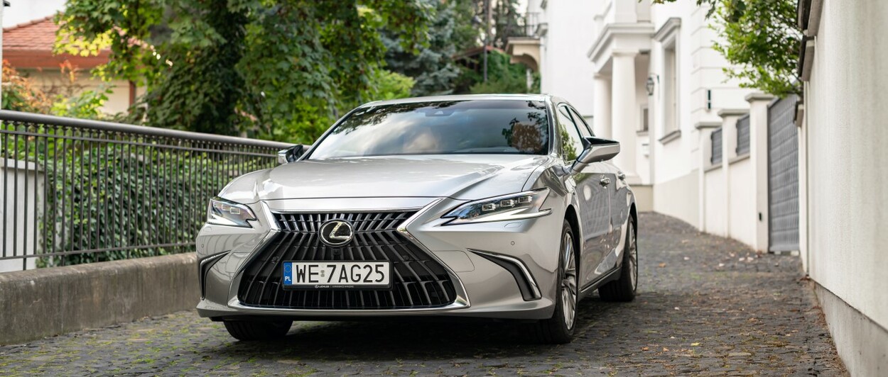 HYBRYDOWY LEXUS ES NAJROZSĄDNIEJSZYM WYBOREM W SEGMENCIE. W POLSCE OD 1190 ZŁ NETTO W KINTO ONE