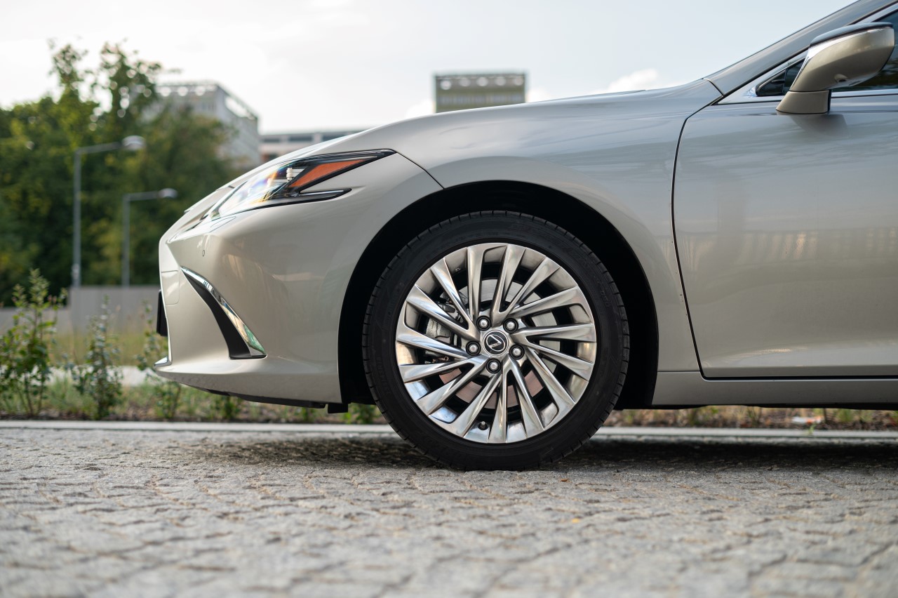 HYBRYDOWY LEXUS ES NAJROZSĄDNIEJSZYM WYBOREM W SEGMENCIE. W POLSCE OD 1190 ZŁ NETTO W KINTO ONE