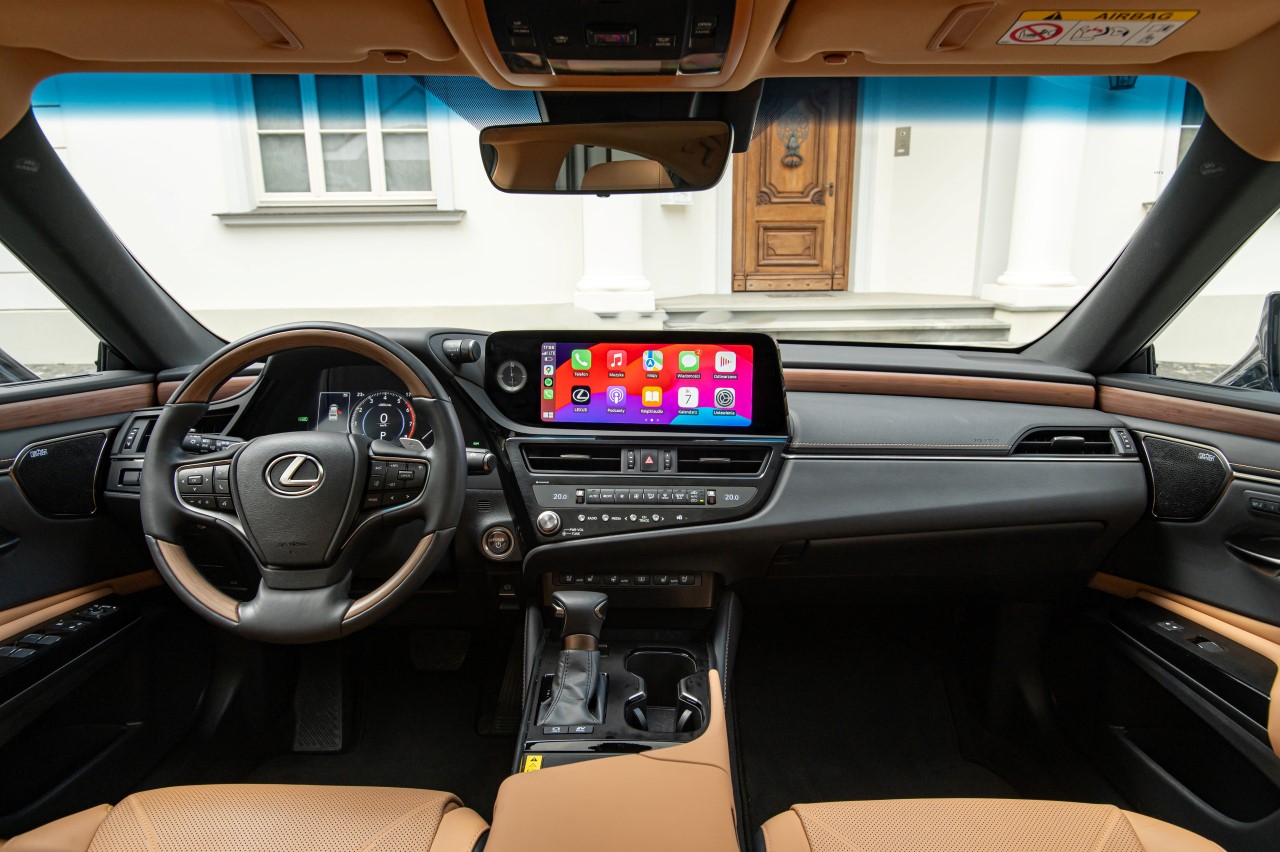 HYBRYDOWY LEXUS ES NAJROZSĄDNIEJSZYM WYBOREM W SEGMENCIE. W POLSCE OD 1190 ZŁ NETTO W KINTO ONE