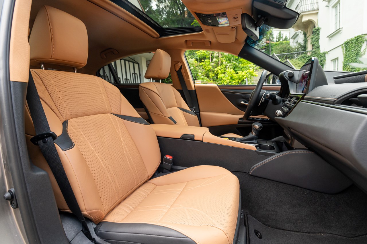 HYBRYDOWY LEXUS ES NAJROZSĄDNIEJSZYM WYBOREM W SEGMENCIE. W POLSCE OD 1190 ZŁ NETTO W KINTO ONE