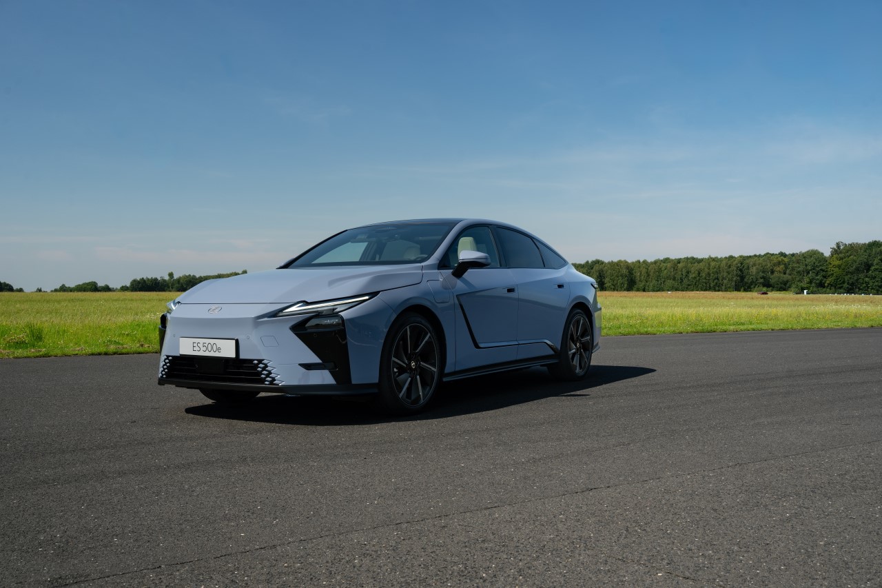 SAMOCHODY LEXUSA IDEALNE DO PODRÓŻY DLA PASAŻERÓW VIP