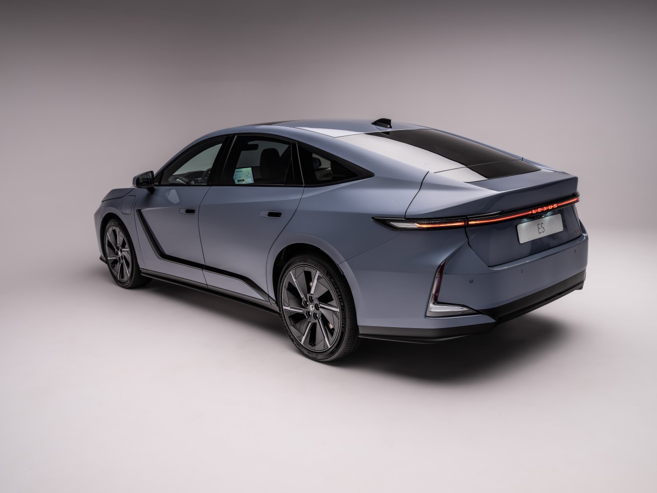 SAMOCHODY LEXUSA IDEALNE DO PODRÓŻY DLA PASAŻERÓW VIP