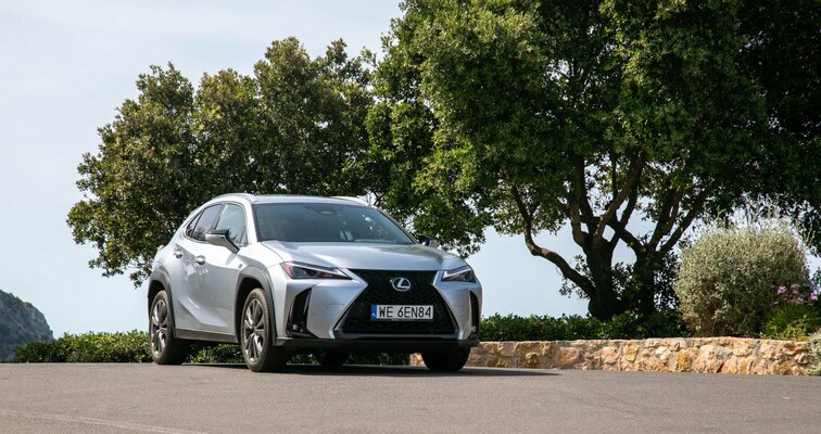 NX I UX WŚRÓD NAJBARDZIEJ WYDAJNYCH HYBRYDOWYCH SUV-ÓW NA RYNKU. TO JEDYNE WYRÓŻNIONE MODELE KLASY PREMIUM
