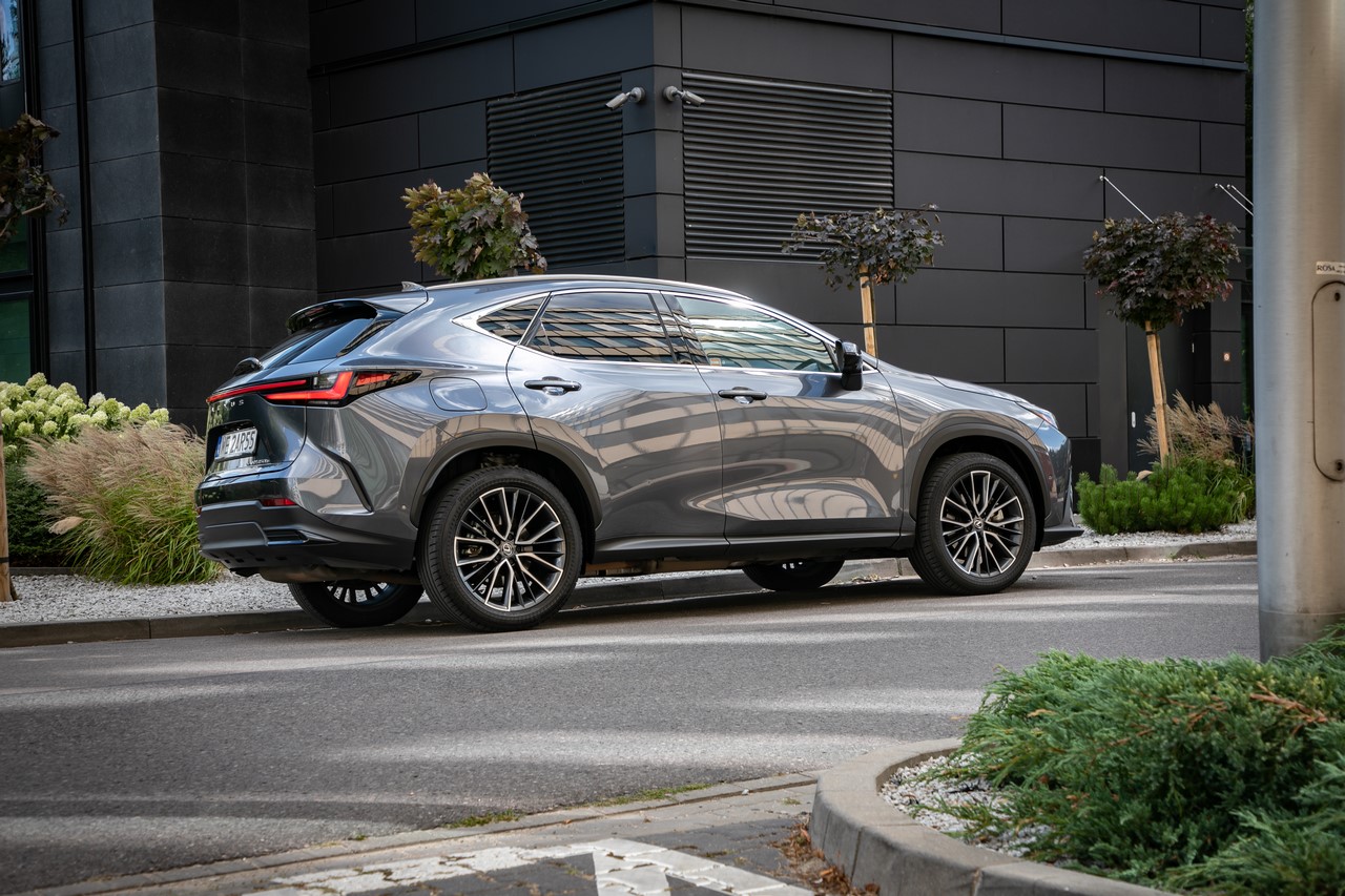 ES, LBX I NX ZE WZROSTEM LICZBY ZAREJESTROWANYCH AUT. LEXUS UMACNIA POZYCJĘ W KLASIE PREMIUM