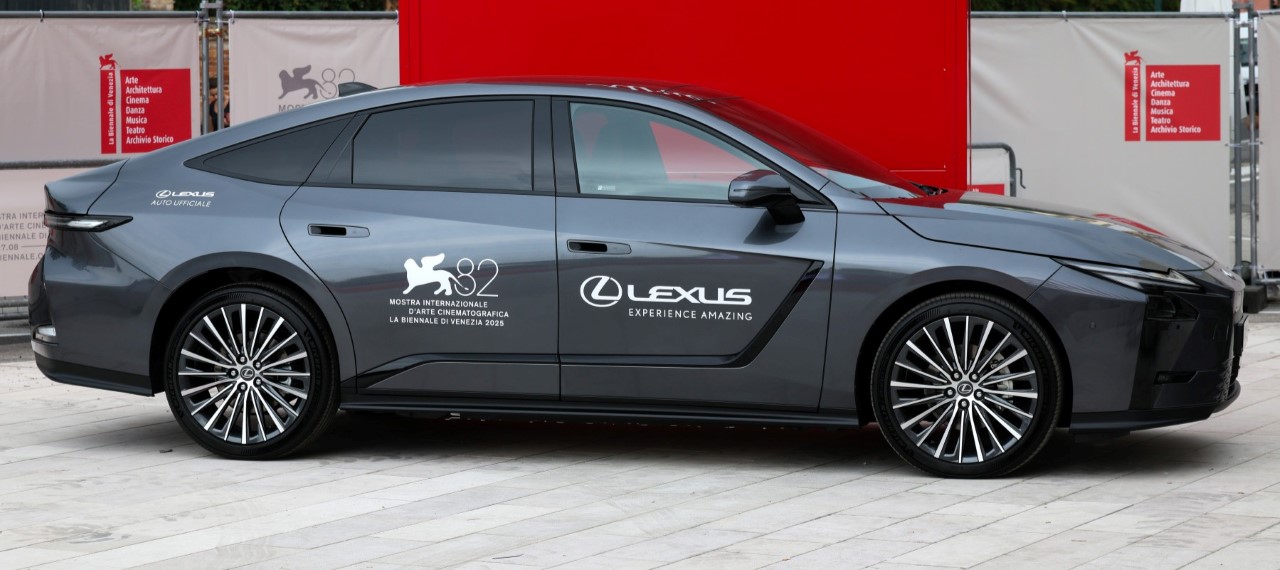 NOWY LEXUS ES WŚRÓD GWIAZD KINA NA CZERWONYM DYWANIE FESTIWALU W WENECJI