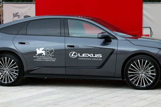NOWY LEXUS ES WŚRÓD GWIAZD KINA NA CZERWONYM DYWANIE FESTIWALU W WENECJI