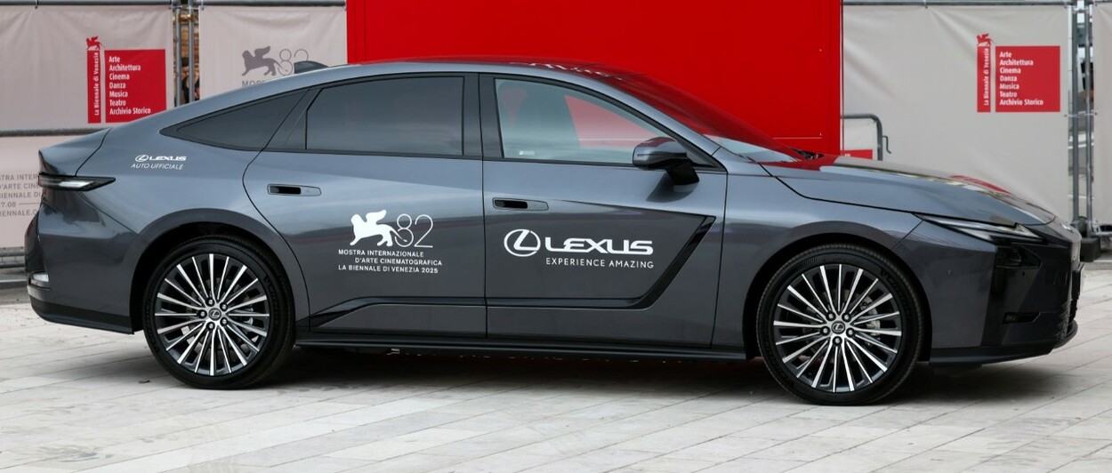 NOWY LEXUS ES WŚRÓD GWIAZD KINA NA CZERWONYM DYWANIE FESTIWALU W WENECJI