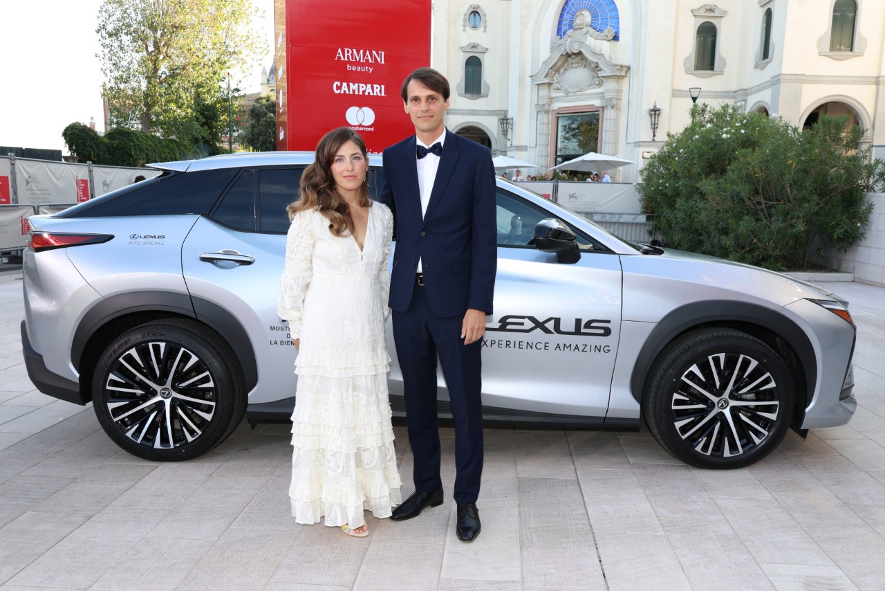 NOWY LEXUS ES WŚRÓD GWIAZD KINA NA CZERWONYM DYWANIE FESTIWALU W WENECJI
