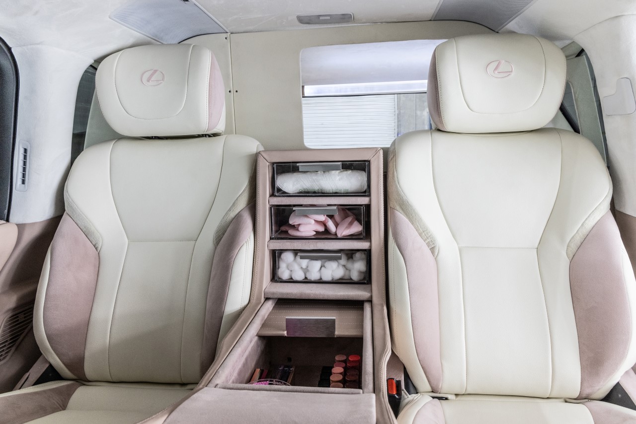 GLAM LX. SUV LEXUSA PRZEROBIONY NA STUDIO BEAUTY DLA GOŚCI VIP