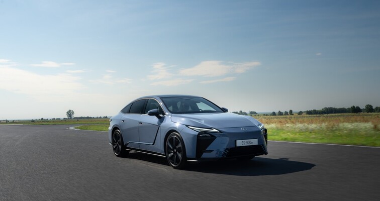 NOWY LEXUS ES OD 260 000 ZŁ W PRZEDSPRZEDAŻY