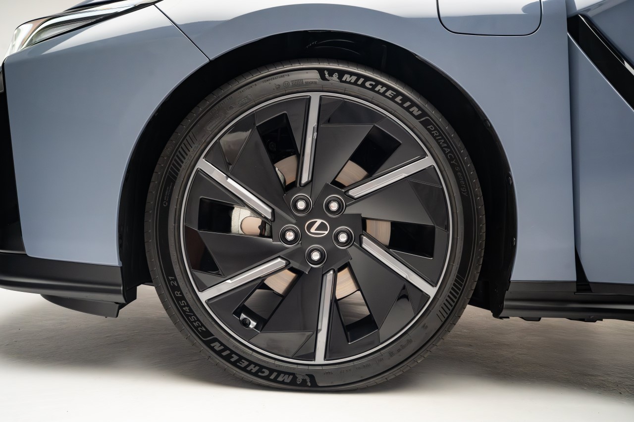 NOWY LEXUS ES OD 260 000 ZŁ W PRZEDSPRZEDAŻY