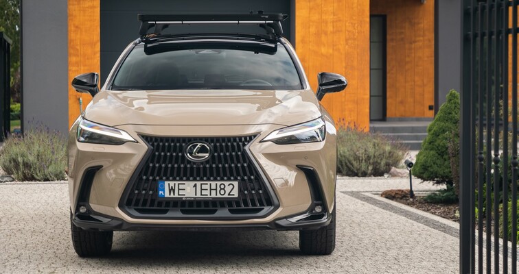 LEXUS Z 11,43% UDZIAŁEM W RYNKU PREMIUM. LBX i ES LIDERAMI SWOICH SEGMENTÓW