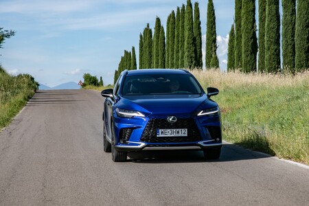 LEXUS Z 11,43% UDZIAŁEM W RYNKU PREMIUM. LBX i ES LIDERAMI SWOICH SEGMENTÓW