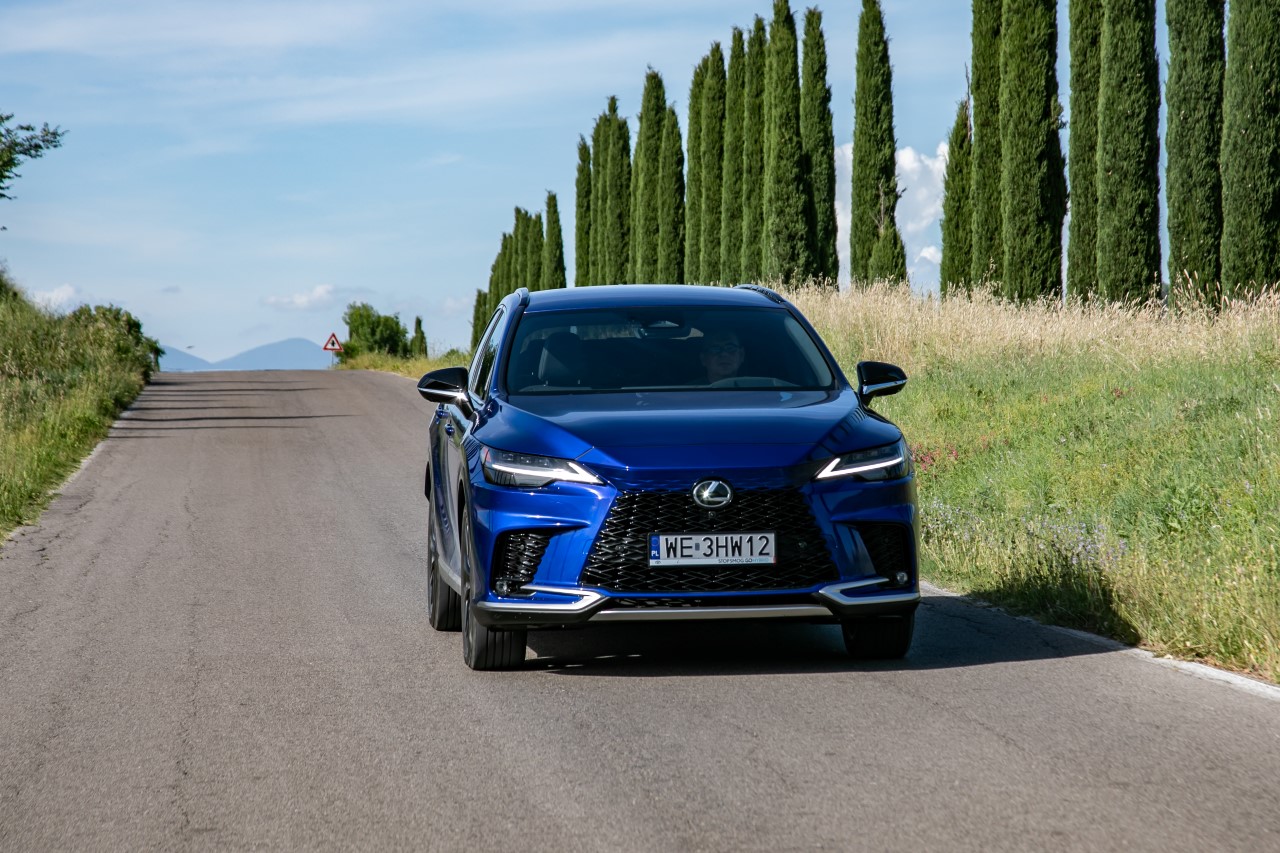 LEXUS Z 11,43% UDZIAŁEM W RYNKU PREMIUM. LBX i ES LIDERAMI SWOICH SEGMENTÓW