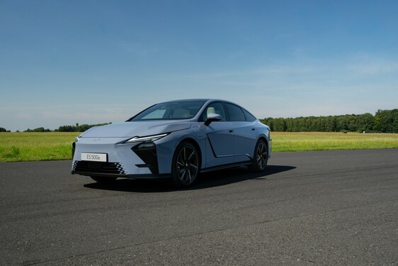 POKAZY NOWEGO LEXUSA ES WE WSZYSTKICH SALONACH MARKI W POLSCE