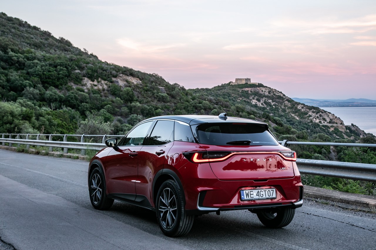 JEDYNY TAK DOPRACOWANY MODEL W KLASIE. LEXUS LBX IMPONUJE JAKOŚCIĄ Z WYŻSZYCH SEGMENTÓW