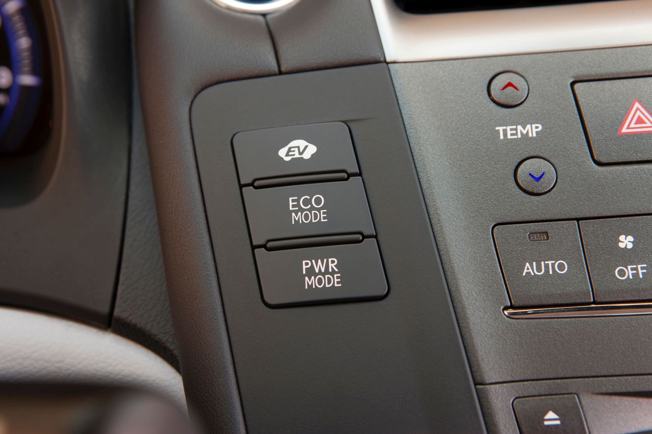 NIEZNANY W EUROPIE LEXUS HS. TO PIERWSZY WYŁĄCZNIE HYBRYDOWY MODEL MARKI