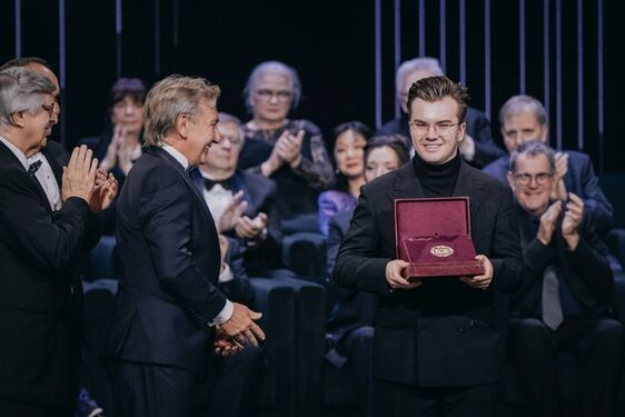 PIOTR ALEXEWICZ Z NAGRODĄ LEXUSA DLA WYBITNEJ OSOBOWOŚCI SCENICZNEJ XIX KONKURSU CHOPINOWSKIEGO