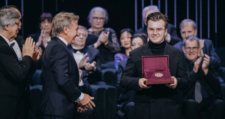 PIOTR ALEXEWICZ Z NAGRODĄ LEXUSA DLA WYBITNEJ OSOBOWOŚCI SCENICZNEJ XIX KONKURSU CHOPINOWSKIEGO