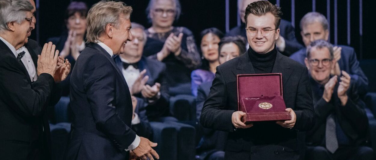 PIOTR ALEXEWICZ Z NAGRODĄ LEXUSA DLA WYBITNEJ OSOBOWOŚCI SCENICZNEJ XIX KONKURSU CHOPINOWSKIEGO