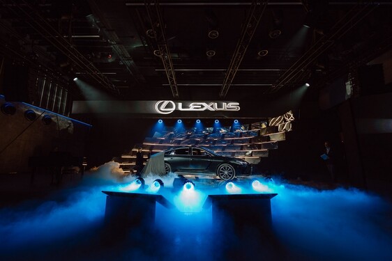 SUKCES POKAZÓW NOWEGO LEXUSA ES. WIĘKSZOŚĆ KLIENTÓW WYBIERA AUTO Z NAPĘDEM AWD