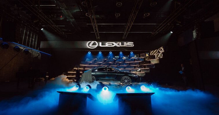 SUKCES POKAZÓW NOWEGO LEXUSA ES. WIĘKSZOŚĆ KLIENTÓW WYBIERA AUTO Z NAPĘDEM AWD