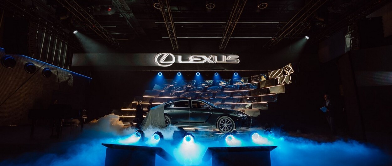 SUKCES POKAZÓW NOWEGO LEXUSA ES. WIĘKSZOŚĆ KLIENTÓW WYBIERA AUTO Z NAPĘDEM AWD