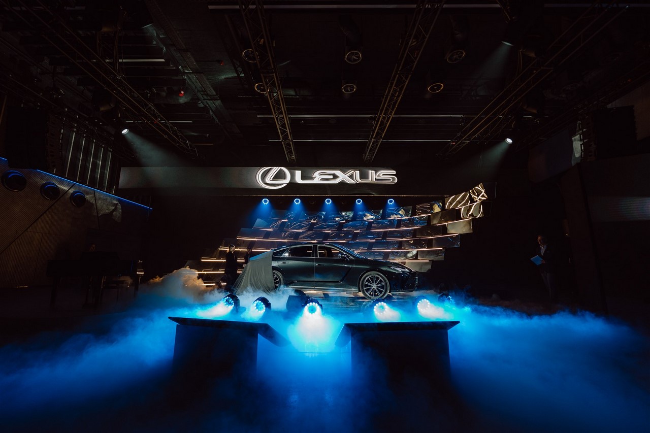 SUKCES POKAZÓW NOWEGO LEXUSA ES. WIĘKSZOŚĆ KLIENTÓW WYBIERA AUTO Z NAPĘDEM AWD