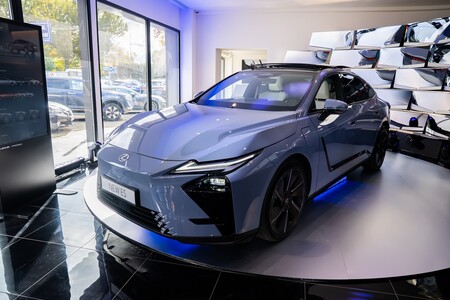 SUKCES POKAZÓW NOWEGO LEXUSA ES. WIĘKSZOŚĆ KLIENTÓW WYBIERA AUTO Z NAPĘDEM AWD