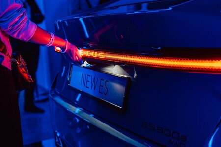 SUKCES POKAZÓW NOWEGO LEXUSA ES. WIĘKSZOŚĆ KLIENTÓW WYBIERA AUTO Z NAPĘDEM AWD