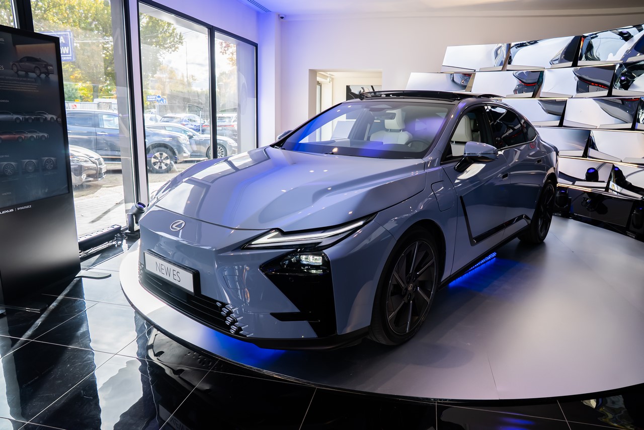 SUKCES POKAZÓW NOWEGO LEXUSA ES. WIĘKSZOŚĆ KLIENTÓW WYBIERA AUTO Z NAPĘDEM AWD