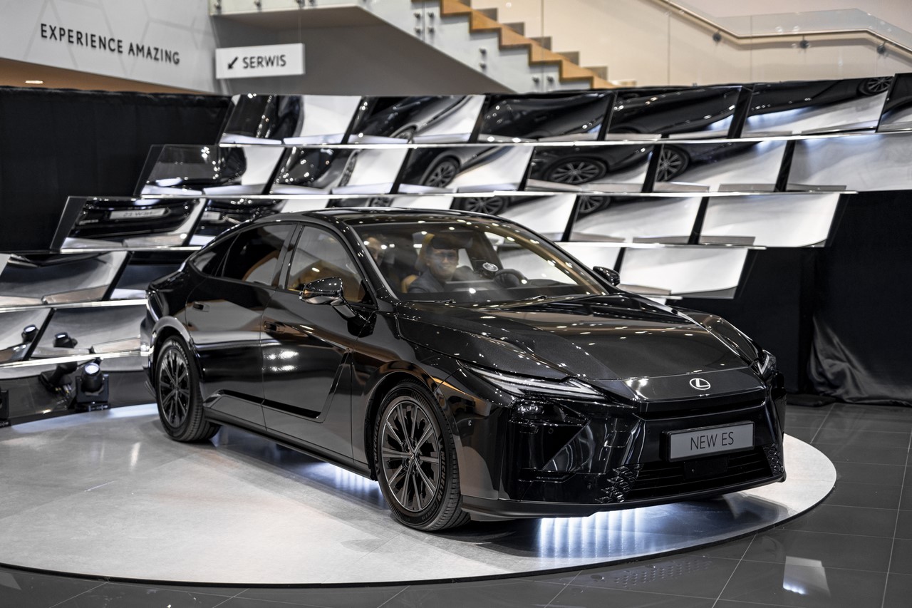 SUKCES POKAZÓW NOWEGO LEXUSA ES. WIĘKSZOŚĆ KLIENTÓW WYBIERA AUTO Z NAPĘDEM AWD